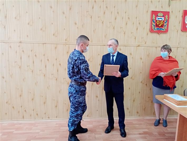 Глава Грачевского района Оренбуржья поблагодарил росгвардейцев, спасших пожилую женщину на пожаре