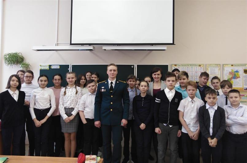 Военнослужащие ОДОН им. Ф.Э. Дзержинского поздравили с Днем защитника Отечества воспитанников подшефных образовательных учреждений и ветерана ВОВ