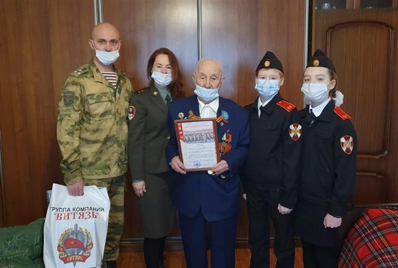 Военнослужащие ОДОН им. Ф.Э. Дзержинского поздравили с Днем защитника Отечества воспитанников подшефных образовательных учреждений и ветерана ВОВ