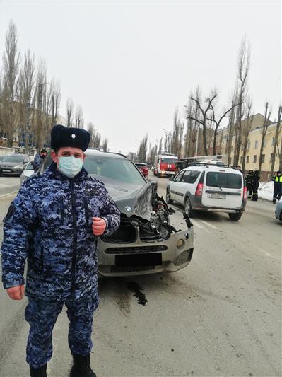 Офицер Росгвардии пришел на помощь жителю Воронежа, который пострадал в дорожно-транспортном происшествии 