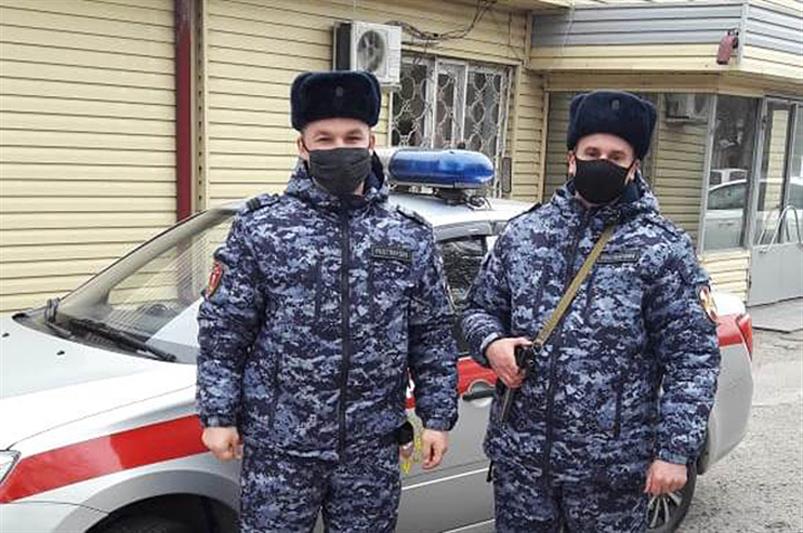 В Ростовской области росгвардейцы пришли на помощь жильцам многоэтажки, в которой произошел пожар  