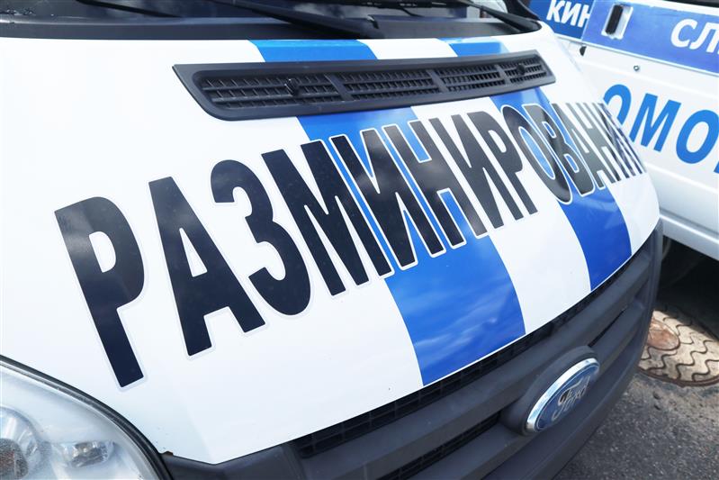 В Санкт-Петербурге сотрудники ОМОН Росгвардии обследовали боеприпас, обнаруженный при проведении дорожных работ