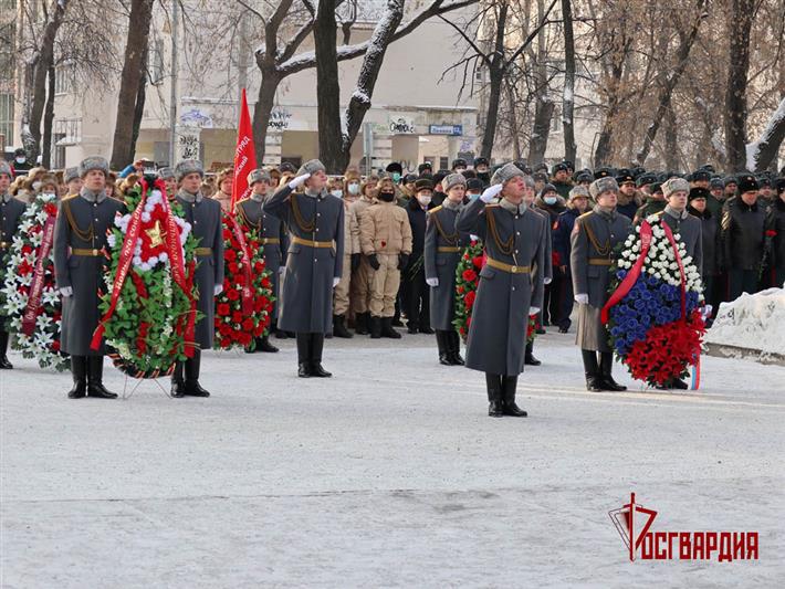 В Уральском округе возложили цветы  и венки к памятнику маршалу Победы Георгию Жукову (видео)