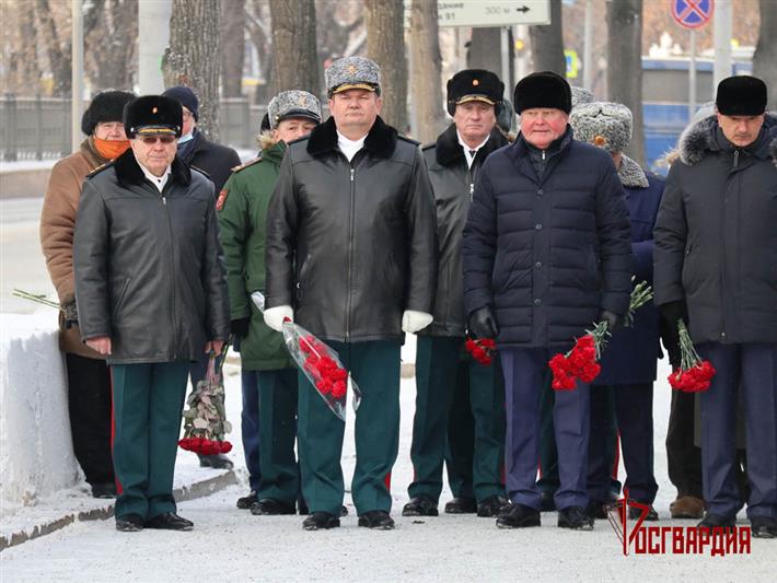 В Уральском округе возложили цветы  и венки к памятнику маршалу Победы Георгию Жукову (видео)