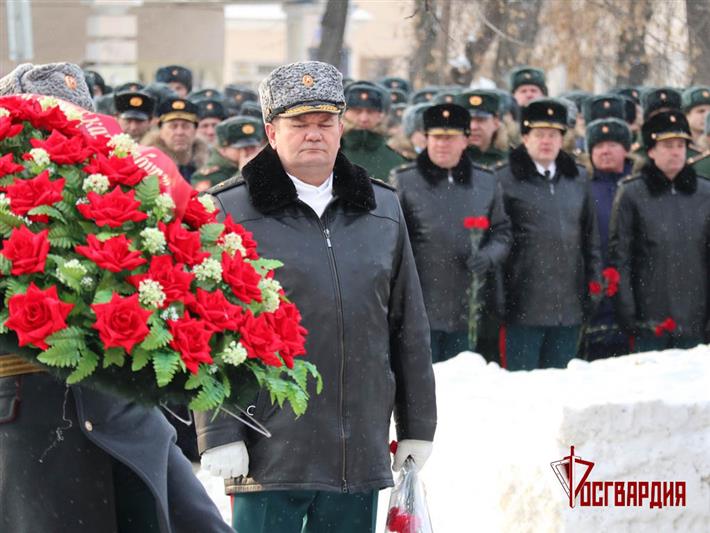 В Уральском округе возложили цветы  и венки к памятнику маршалу Победы Георгию Жукову (видео)