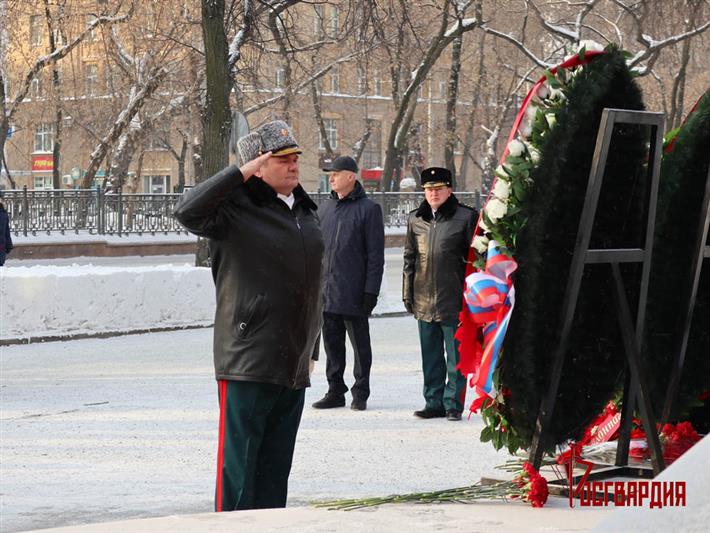 В Уральском округе возложили цветы  и венки к памятнику маршалу Победы Георгию Жукову (видео)