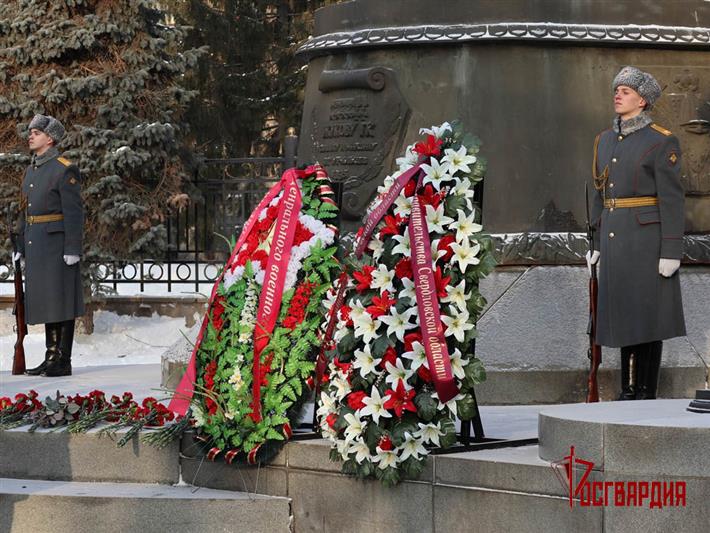 В Уральском округе возложили цветы  и венки к памятнику маршалу Победы Георгию Жукову (видео)