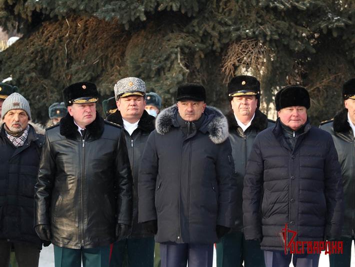 В Уральском округе возложили цветы  и венки к памятнику маршалу Победы Георгию Жукову (видео)