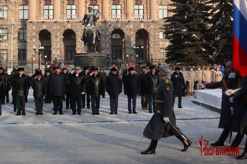 В Уральском округе возложили цветы  и венки к памятнику маршалу Победы Георгию Жукову (видео)