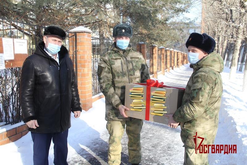 Представители Росгвардии подарили книги тюменским ветеранам и школьникам