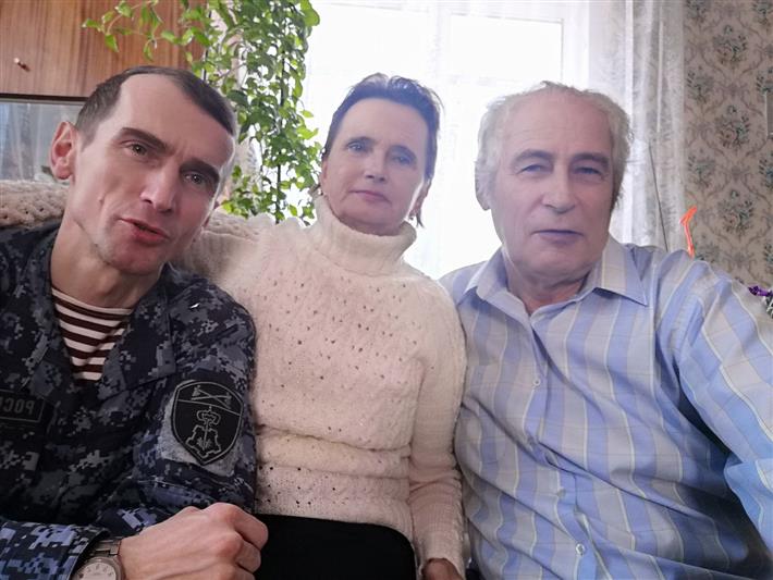 В Саратовской области сотрудники Росгвардии навестили семью погибшего военнослужащего