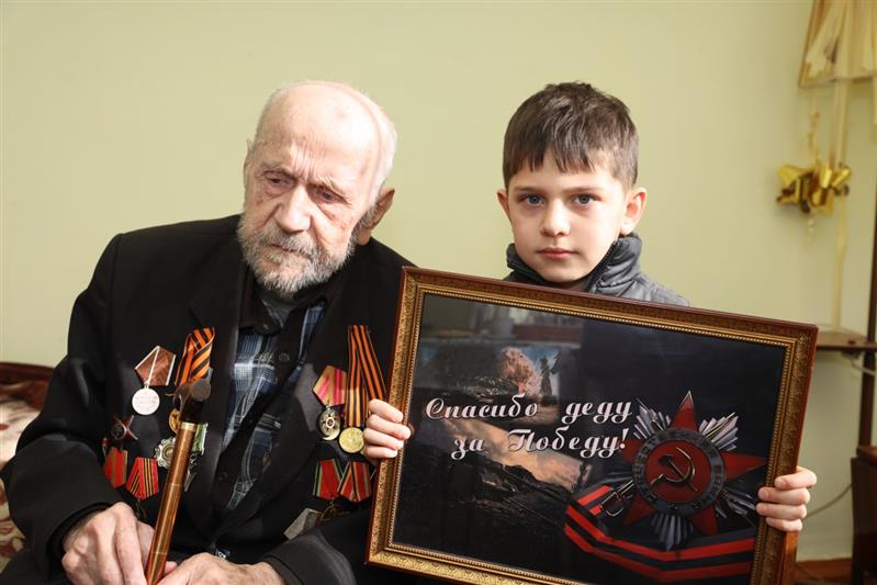 Ветерана Великой Отечественной войны навестили офицеры Росгвардии в Грозном