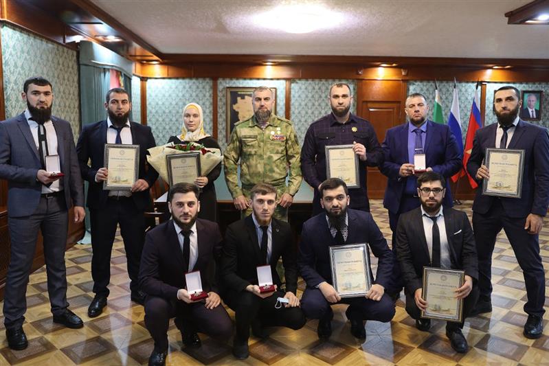 В Управлении Росгвардии по Чеченской Республике наградили активистов республиканского проекта «Турпалхой»  