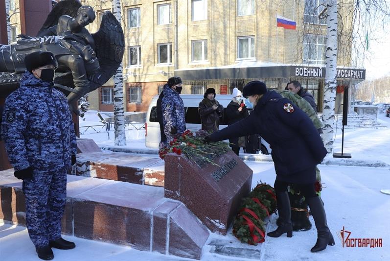 В городах Уральского округа росгвардейцы почтили память павших воинов-интернационалистов