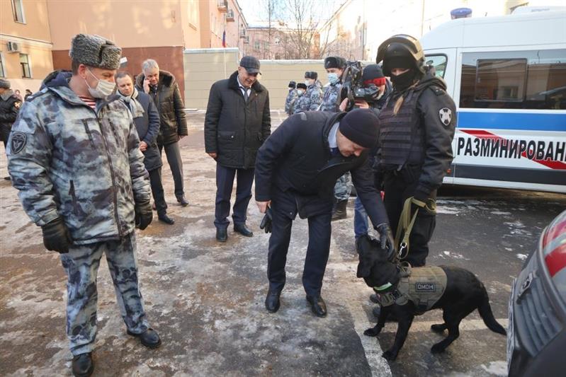 Председатель петербургского заксобрания поблагодарил сотрудников ОМОН за охрану правопорядка