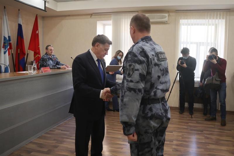 Председатель петербургского заксобрания поблагодарил сотрудников ОМОН за охрану правопорядка