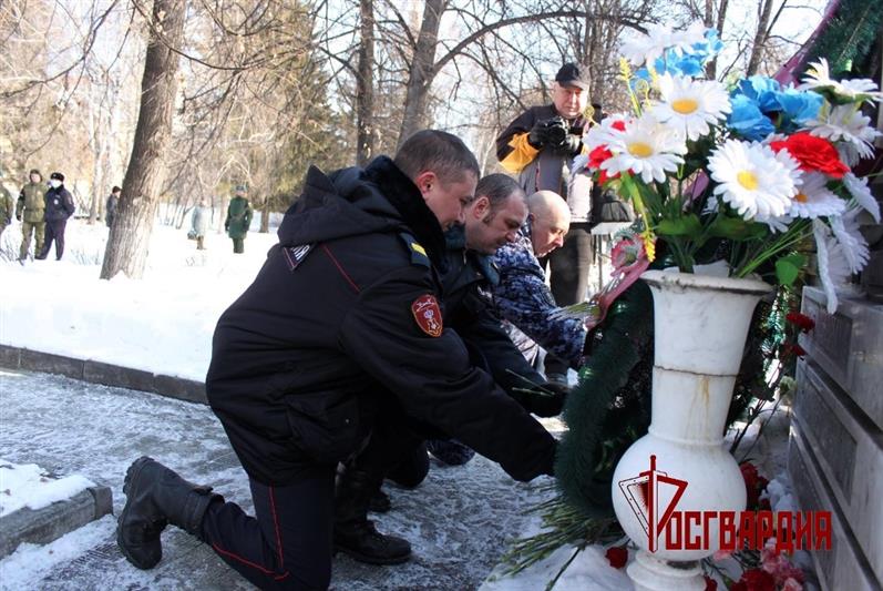 В городах Уральского округа росгвардейцы почтили память павших воинов-интернационалистов