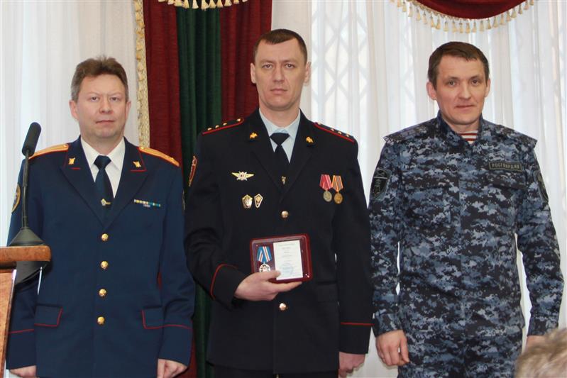 В Перми наградили сотрудника Росгвардии, спасшего двоих тонувших детей
