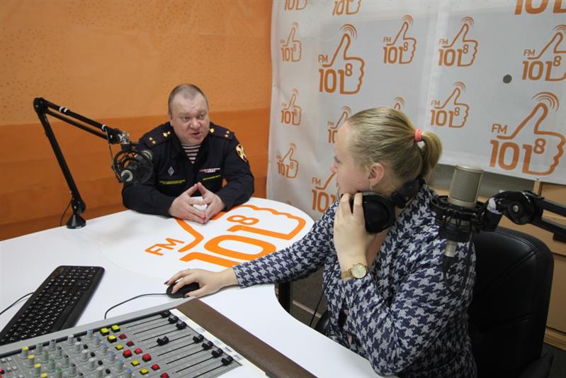 Сотрудников лицензионно-разрешительной службы Восточного округа Росгвардии поздравили с профессиональным праздником в прямом радиоэфире
