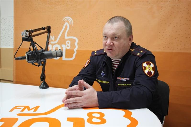 Сотрудников лицензионно-разрешительной службы Восточного округа Росгвардии поздравили с профессиональным праздником в прямом радиоэфире