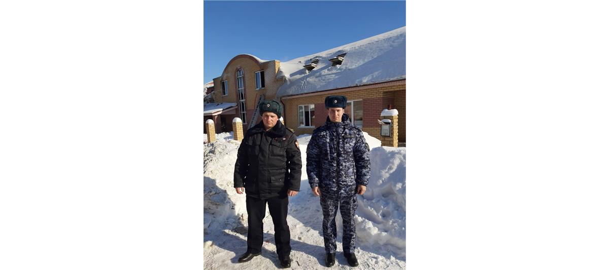В Нижегородской области росгвардейцы спасли из пожара двух детей