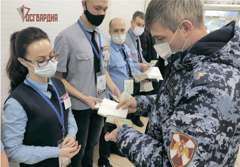  Сотрудники Росгвардии в Красноярске обеспечивают безопасность во время проведения первенства России по фигурному катанию среди юниоров