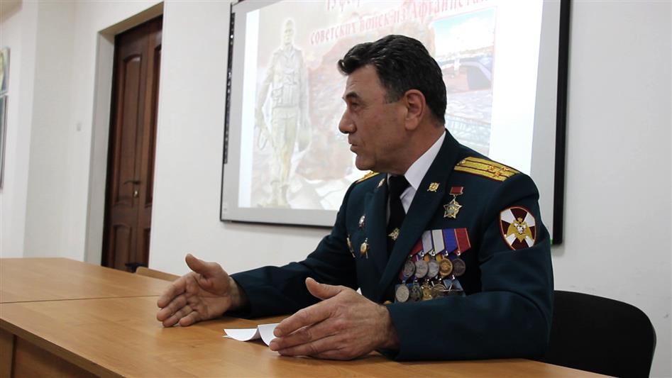Студенты Чеченского государственного института встретились с офицером Росгвардии - ветераном боевых действий в Афганистане