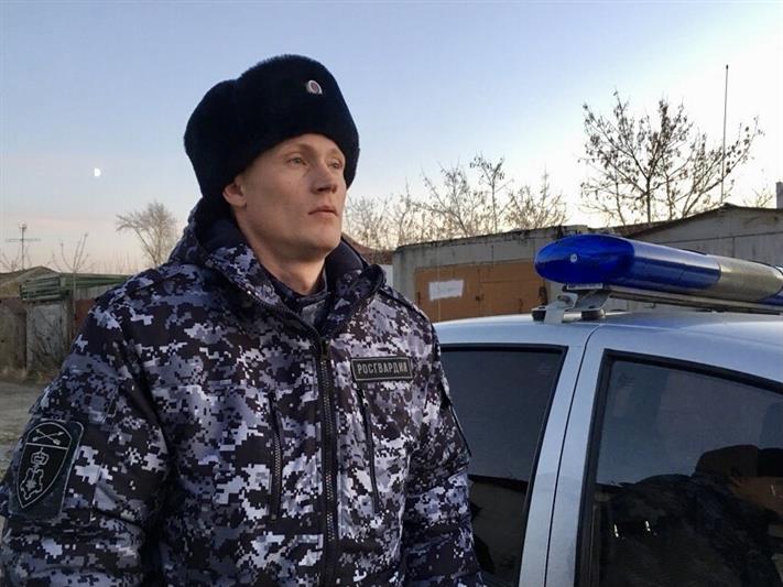 В Омске сотрудники Росгвардии задержали агрессивных родственников пациента, угрожавших работникам скорой медицинской помощи