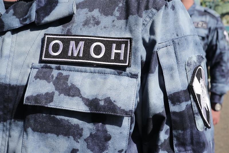 На Кубани сотрудники ОМОН Росгвардии пришли на помощь пострадавшему в ДТП 