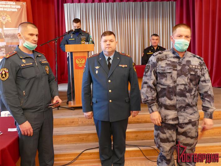 Сотрудникам ОМОН Росгвардии вручены ведомственные награды МЧС России за участие в ликвидации последствий ЧС (видео)
