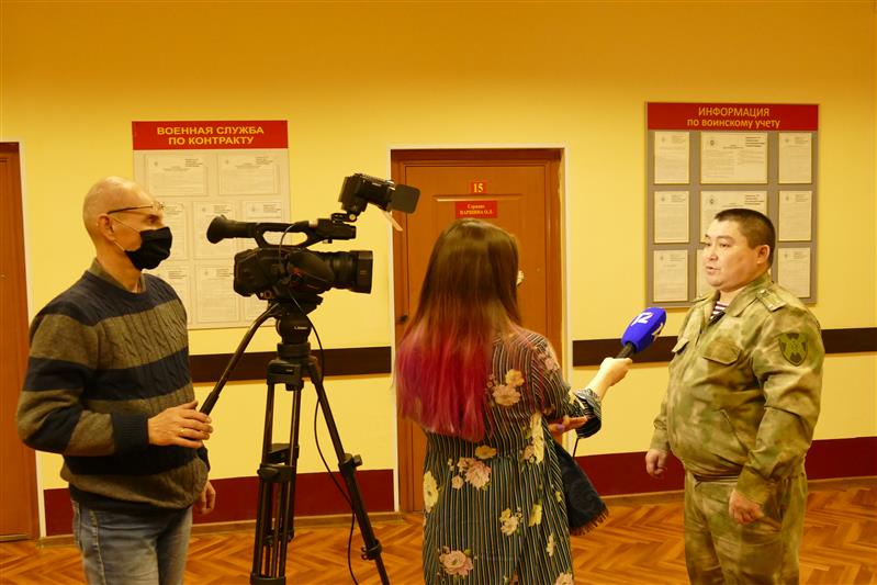 Корреспонденты омского областного телевидения побывали на патриотическом онлайн-уроке в войсковой части Росгвардии 