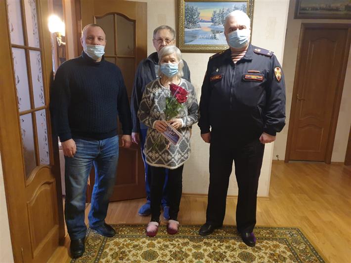 Росгвардейцы поздравили с днем рождения жительницу блокадного Ленинграда