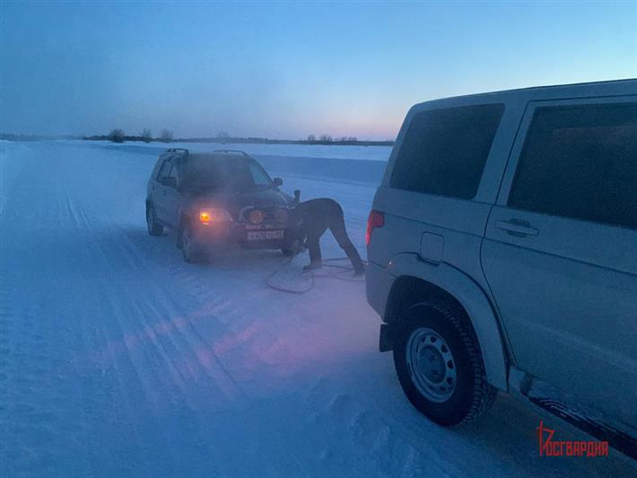 В Югре офицеры Росгвардии пришли на помощь водителю и пассажиру иномарки, сломавшейся на зимнике (видео)