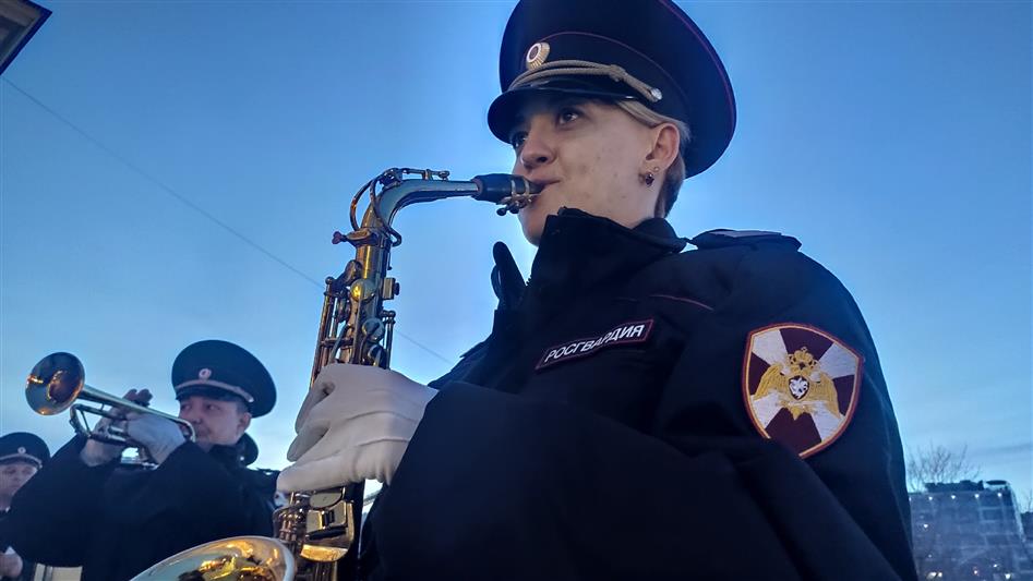 Под музыку в исполнении оркестра Росгвардии в Севастополе театр вернулся к работе