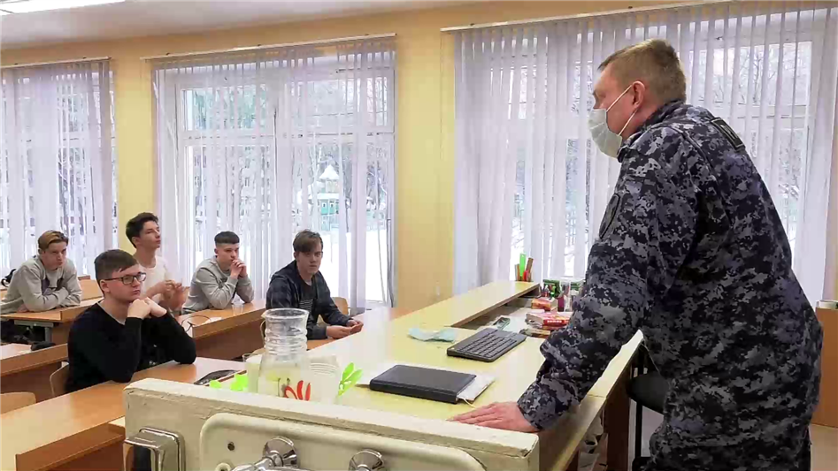 Московские росгвардейцы рассказывают выпускникам школ, как поступить в ведомственные вузы