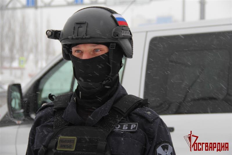 Сотрудники СОБР Росгвардии оказали содействие при задержании подозреваемых в серии грабежей и разбойных нападений в Тюмени (видео)
