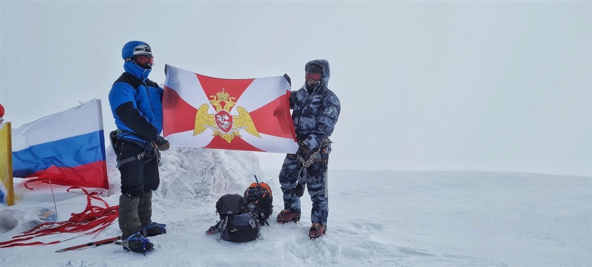 Флаг Росгвардии водрузили на самой высокой точке Восточной Сибири 