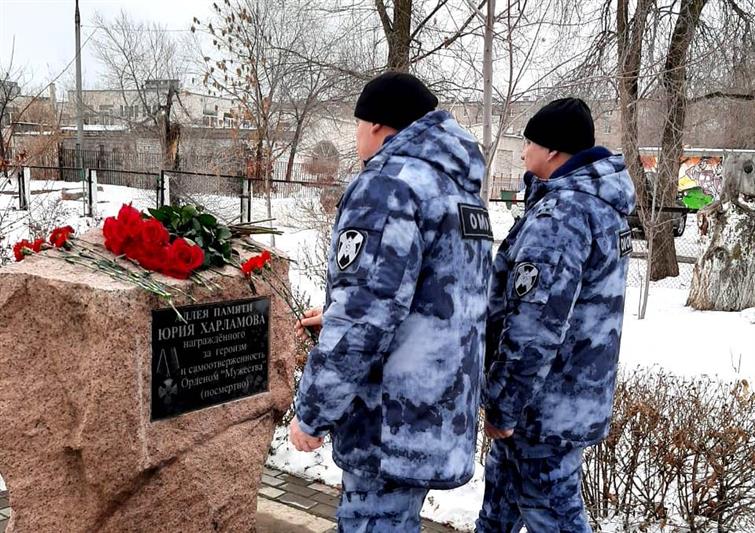 Бойцы волгоградского ОМОН провели для  школьников Урок мужества 
