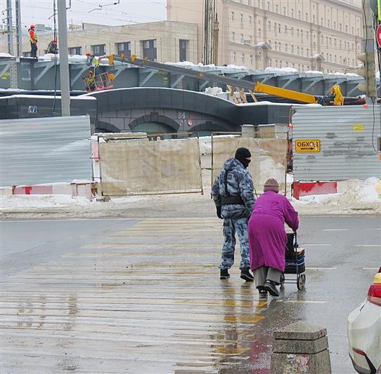 В Москве сотрудник транспортного ОМОН Росгвардии спас пожилую женщину, едва не попавшую под колеса автомобиля 