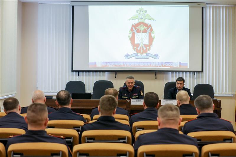 Генерал-лейтенант полиции Анатолий Маликов  встретился c руководящим составом подразделений лицензионно-разрешительной работы   Росгвардии