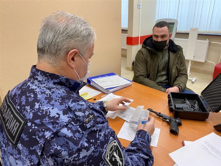 Количество владельцев огнестрельного оружия в Центральном федеральном округе за год снизилось более чем на 23 тысячи человек