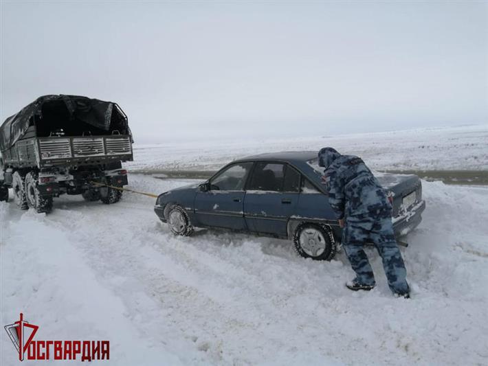 В Крыму сотрудники Росгвардии устраняют последствия мощного снегопада