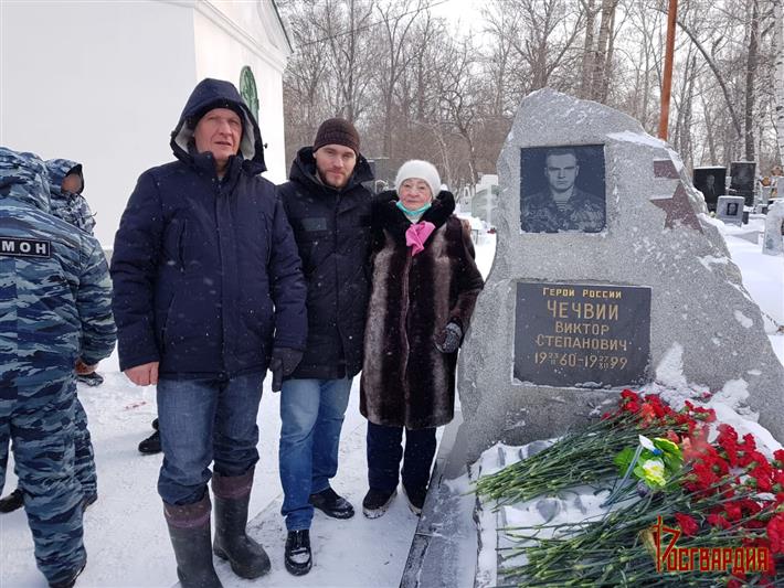 В Свердловской области росгвардейцы почтили память Героя России Виктора Чечвия