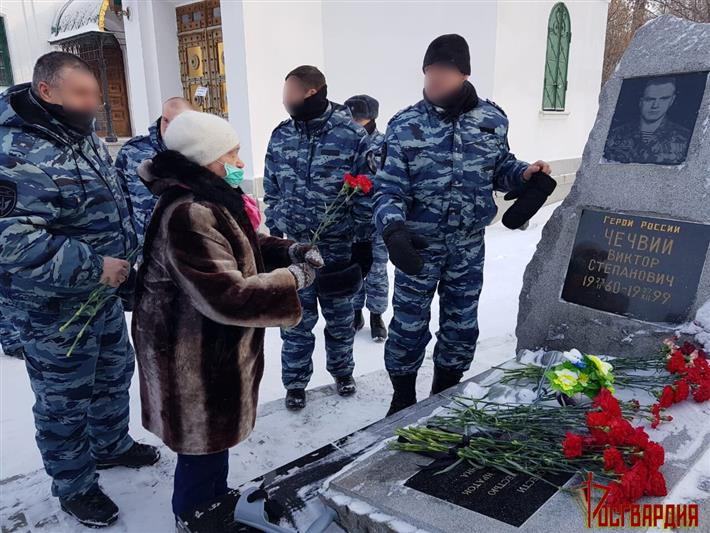 В Свердловской области росгвардейцы почтили память Героя России Виктора Чечвия