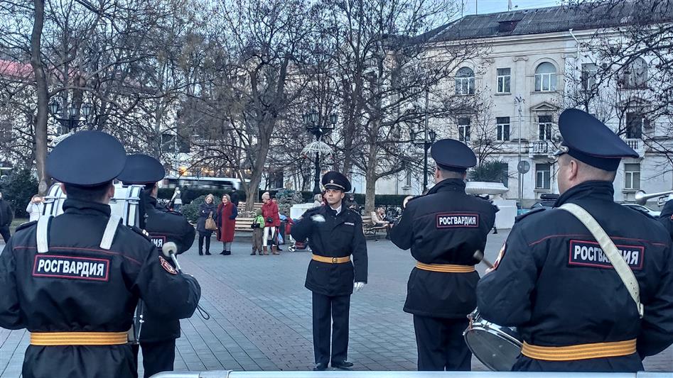 Под музыку в исполнении оркестра Росгвардии в Севастополе театр вернулся к работе