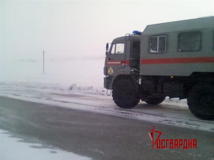 Бойцы магнитогорского ОМОН Росгвардии оказывают помощь автомобилистам, застрявшим на дорогах из-за сложных погодных условий