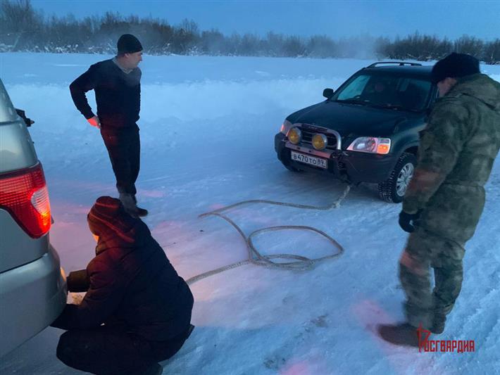 В Югре офицеры Росгвардии пришли на помощь водителю и пассажиру иномарки, сломавшейся на зимнике (видео)