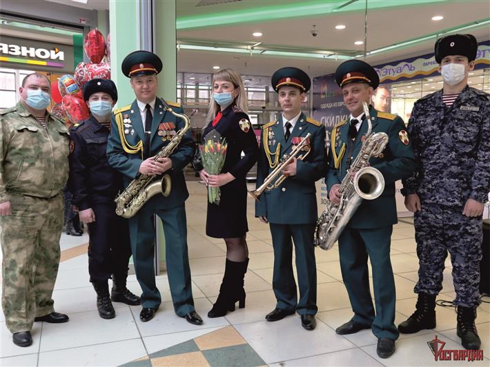 Росгвардия Томской области живым концертом поздравила прекрасную половину города (фото, видео)