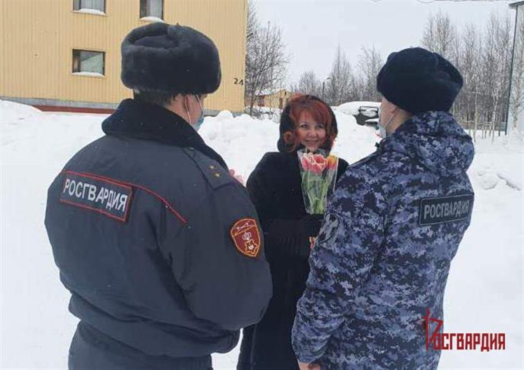 «Весенние комплименты от Росгвардии» дарят уралочкам представители ведомства накануне 8 марта 