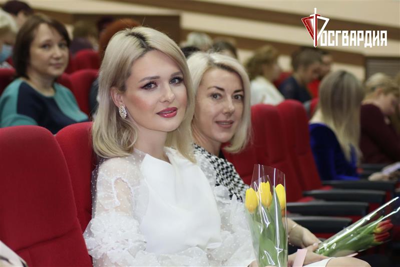 В Хабаровске росгвардейцы поздравили женщин-коллег с наступающим праздником 8 марта